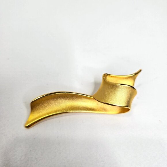 Vintage Gold Matte Tone Curled Ribbon Brooch - Picture 1 of 3